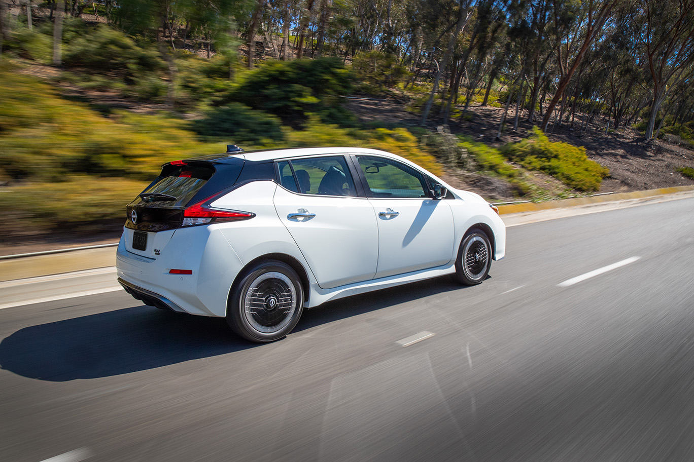 Nissan Leaf électrique blanche conduite sur la route